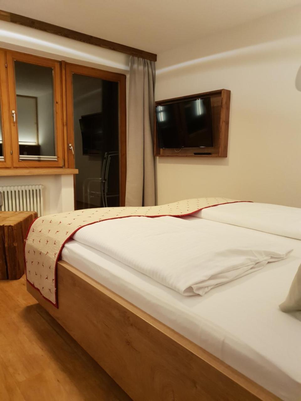 Lustiger Hirsch Hotel Akams Екстериор снимка